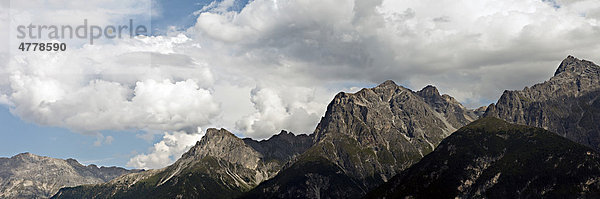 Bergpanorama mit intensiven Wolken  Blickrichtung Piz Lischana und Piz S-chalambert  Unterengadin  Graubünden  Scuol  Schweiz  Europa