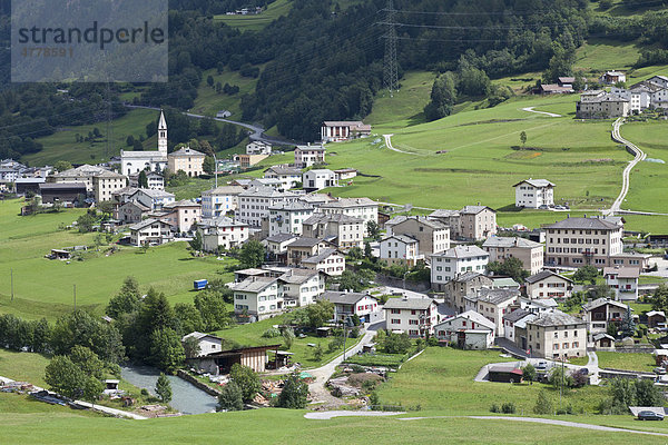 Blick auf die kleine Stadt San Carlo aus dem Zug der Rhätischen Eisenbahn  Bernina Express  Engadin  Graubünden  Schweiz  Europa