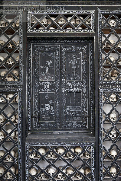 Zeichnungen zum Totenkult  Gebeine  Schädel und Knochen im Oratorio Sant'Anna mit Beinhaus in Poschiavo  Graubünden  Schweiz  Europa