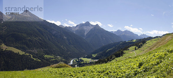 Bergpanorama mit Wiesen zwischen Tschlin und Vn·  im Blick Piz Ajüz  Piz S-chalambert  und Inntal  Unterengadin  Graubünden  Schweiz  Europa