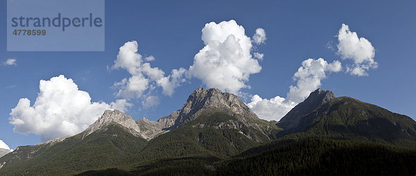 Bergpanorama mit Blick auf die Gipfel Piz Lischana mit der Chamanna Lischana Hütte in 2.500m und dem Piz S-chalambert  Scuol  Unterengadin  Graubünden  Schweiz  Europa