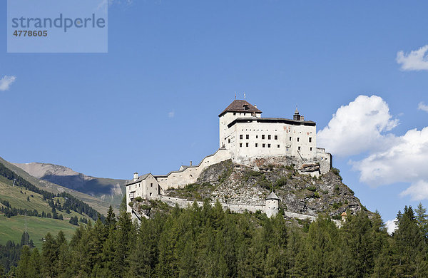 Bergpanorama mit der Burg von Tarasp  Schloss Tarasp  auf einem kegelförmigen Felshügel inmitten der Streusiedlung Tarasp  Wahrzeichen des Unterengadin  Kanton Graubünden  Schweiz  Europa