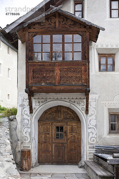 Historische Hausfassade mit Holzschnitzerei im Unterengadin  Sent  Schweiz  Europa