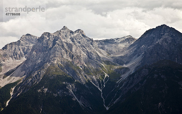 Berglandschaft mit Blick auf die Gipfel Piz Lischana mit der Chamanna Lischana Hütte in 2.500 m Höhe  Scuol  Graubünden  Unterengadin  Schweiz  Europa