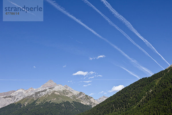 Berglandschaft mit Kondensstreifen der Flugzeuge am blauen Himmel  Zuoz  Graubünden  Schweiz  Europa