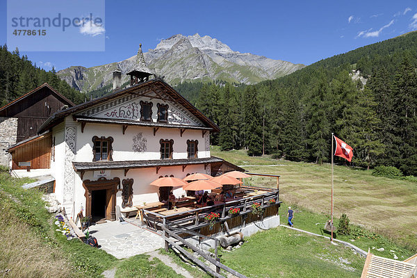 Berghütte Zuort mit Schweizer Fahne in Graubünden  Unterengadin  Schweiz  Europa