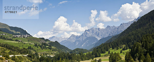 Bergpanorama mit Blick in das Inntal  zwischen Susch und Lavin  Unterengadin  Graubünden  Schweiz  Europa