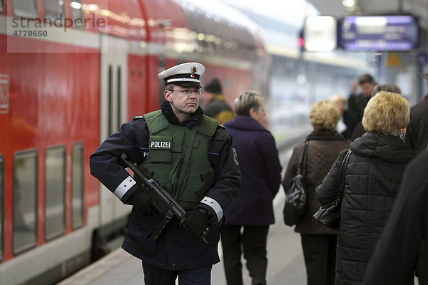 Beamte der Bundespolizei am Koblenzer Hauptbahnhof auf Fußstreife  Koblenz  Rheinland-Pfalz  Deutschland  Europa