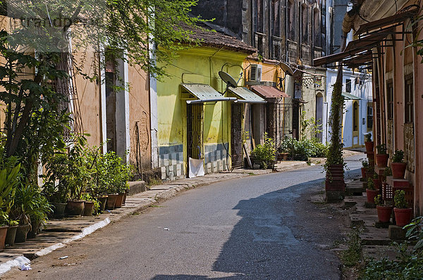 Straße mit bunten Hausfassaden  Panaji  Goa  Indien  Asien