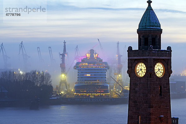 Schiff  Kreuzfahrtschiff Disney Dream im Dock Elbe 17 der Blohm + Voss Werft im Nebel auf der Elbe  Hamburger Hafen im Abendlicht  Landungsbrücken  Hamburg  Deutschland  Europa
