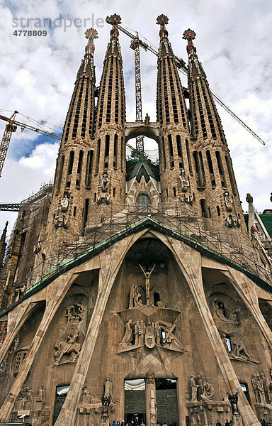 Sagrada Familia  Temple Expiatori de la Sagrada FamÌlia  Sühnekirche der Heiligen Familie  im neo-katalanischen Stil von Antoni GaudÌ entworfen  UNESCO Weltkulturerbe  Barcelona  Katalonien  Spanien  Europa