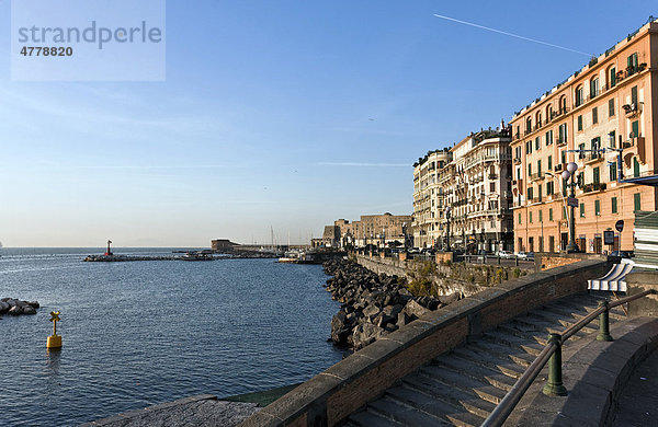 Promenade von Mergellina mit dem Kastell dell'Ovo im Rücken  Neapel  Kampanien  Italien  Europa