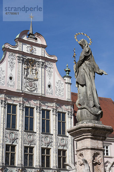Marienbrunnen vor Rathaus mit Stuckfassade von 1719  Landsberg am Lech  Bayern  Deutschland  Europa