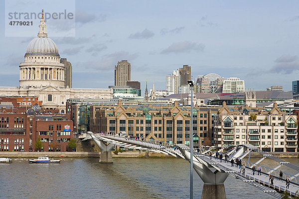 Skyline  Millenium Bridge über die Themse  Fußgänger  St. Paul's Cathedral  London  England  Großbritannien  Europa