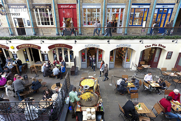 Restaurants und Läden in Covent Garden  ehemalige Markthalle  Menschen  London  England  Großbritannien  Europa