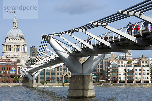 Millenium Bridge über die Themse  Fußgänger  St. Paul's Cathedral  London  England  Großbritannien  Europa