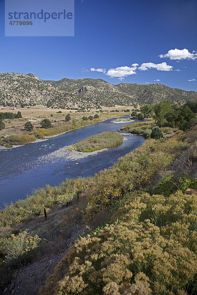 Der Arkansas Fluss  wo Künstler Christo ein öffentliches Kunst-Projekt namens Over the River plant  er will den Fluss über eine Strecke von 7 Meilen zwischen Salida und CaÒon City mit schweren Stoffbahnen verhängen  Howard  Colorado  USA