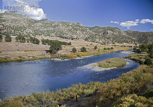 Der Arkansas Fluss  wo Künstler Christo ein öffentliches Kunst-Projekt namens Over the River plant  er will den Fluss über eine Strecke von 7 Meilen zwischen Salida und CaÒon City mit schweren Stoffbahnen verhängen  Howard  Colorado  USA