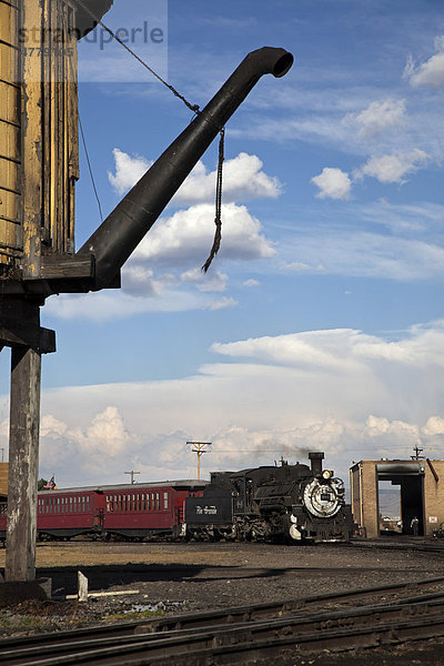 Die Cumbres & Toltec Scenic Railroad  eine Schmalspur-Museumseisenbahn  die mit Schlepptenderloks von Antonito nach Chama fährt  New Mexico  Colorado  USA