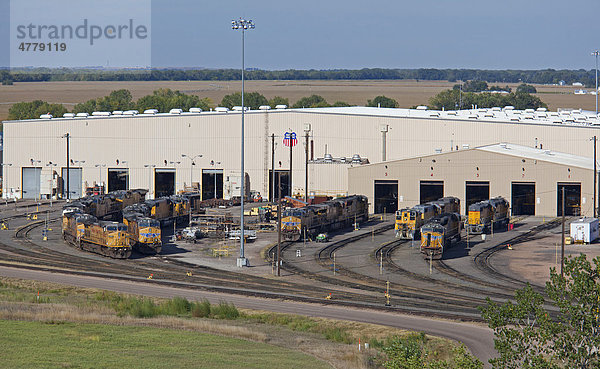 Reparaturwerkstatt für Triebwagen auf dem Bailey Yard Rangierbahnhof von Union Pacific Railroad  dem weltweit größten Rangierbahnhof  auf dem täglich 14.000 Waggons abgefertigt werden  North Platte  Nebraska  USA