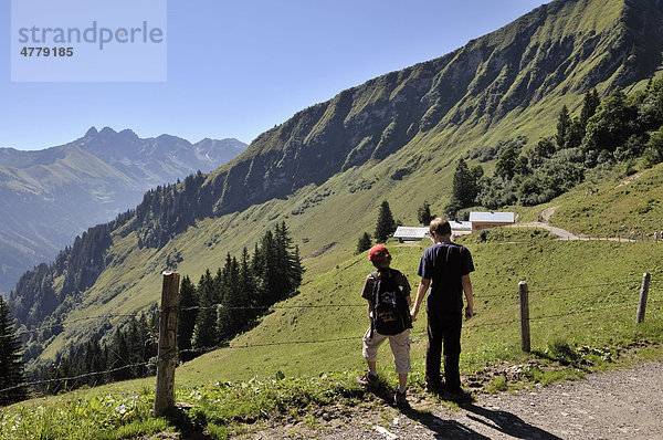 Zwei Jungs beim Wandern  Söllereck  dahinter der Allgäuer Hauptkamm  Allgäuer Alpen  Bayern  Deutschland  Europa
