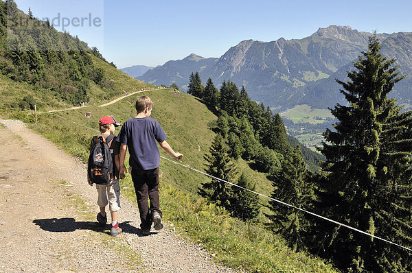 Zwei Jungs beim Wandern  Söllereck  Allgäuer Alpen  Bayern  Deutschland  Europa