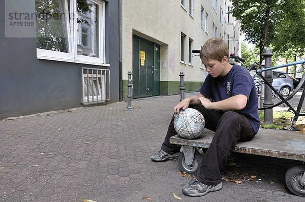 Lustloser zehnjähriger Junge  Köln  Nordrhein-Westfalen  Deutschland  Europa