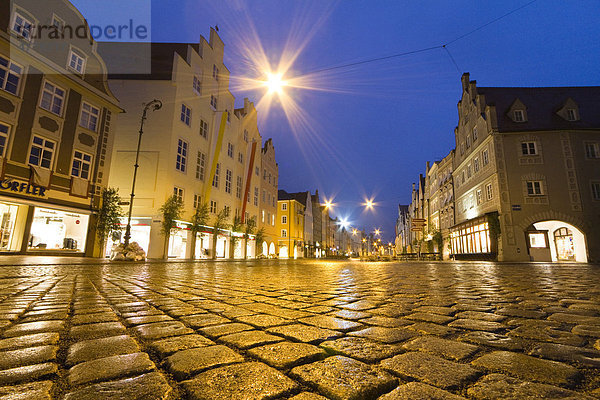 Fußgängerzone der Altstadt von Landshut in der Abenddämmerung  Niederbayern  Bayern  Deutschland  Europa