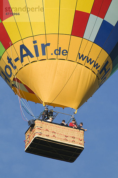 Vielfarbiger Ballon  Großaufnahme Ballonkorb  blauer Himmel  Rundflug  Bayern  Deutschland  Europa