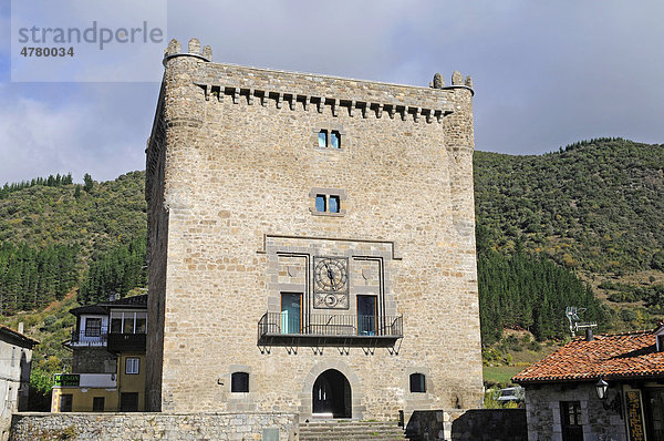 Torre del Infantad  Stadtturm  Rathaus  Potes  Kleinstadt  Liebana  Picos de Europa  Gebirge  Nationalpark  Cantabria  Kantabrien  Spanien  Europa