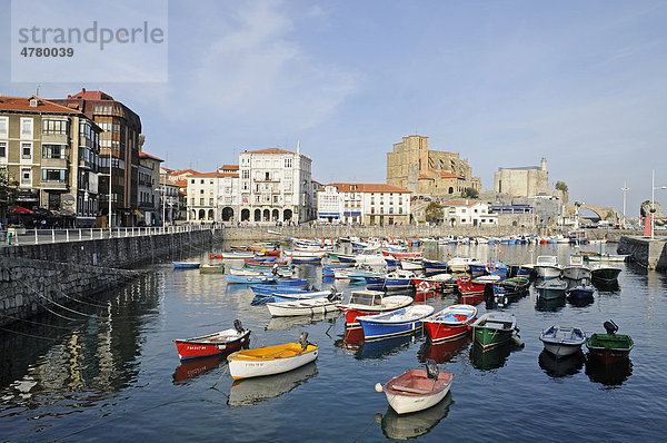 Kleine Boote  Hafen  Santa Maria  Kirche  Santa Ana  Festung  Castro Urdiales  Golf von Biskaya  Cantabria  Kantabrien  Spanien  Europa