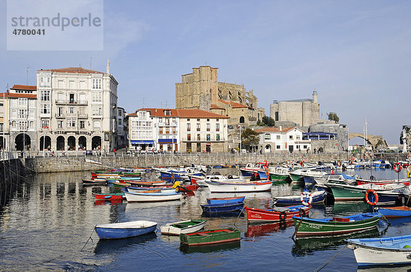 Kleine Boote  Hafen  Santa Maria  Kirche  Santa Ana  Festung  Castro Urdiales  Golf von Biskaya  Cantabria  Kantabrien  Spanien  Europa