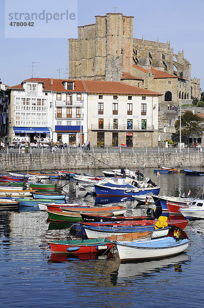 Kleine Boote  Hafen  Santa Maria  Kirche  Castro Urdiales  Golf von Biskaya  Cantabria  Kantabrien  Spanien  Europa