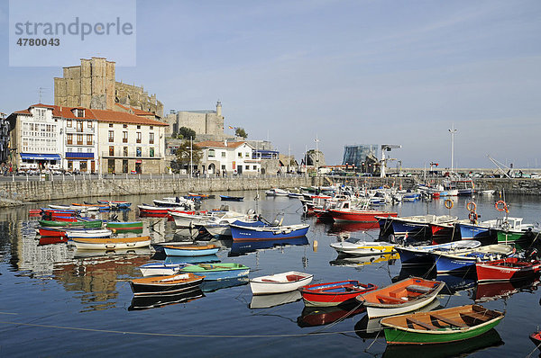 Kleine Boote  Hafen  Santa Maria  Kirche  Santa Ana  Festung  Castro Urdiales  Golf von Biskaya  Cantabria  Kantabrien  Spanien  Europa