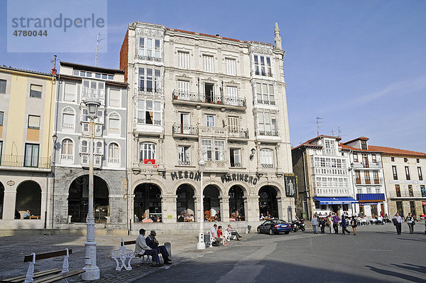 Historisches Gebäude am Hafen  Castro Urdiales  Golf von Biskaya  Cantabria  Kantabrien  Spanien  Europa