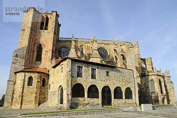 Santa Maria  Kirche  Castro Urdiales  Golf von Biskaya  Cantabria  Kantabrien  Spanien  Europa