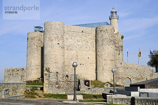 Santa Ana  Festung  Leuchtturm  Castro Urdiales  Golf von Biskaya  Cantabria  Kantabrien  Spanien  Europa