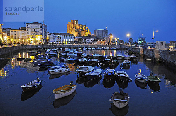 Abendstimmung  Hafen  Boote  Castro Urdiales  Golf von Biskaya  Cantabria  Kantabrien  Spanien  Europa