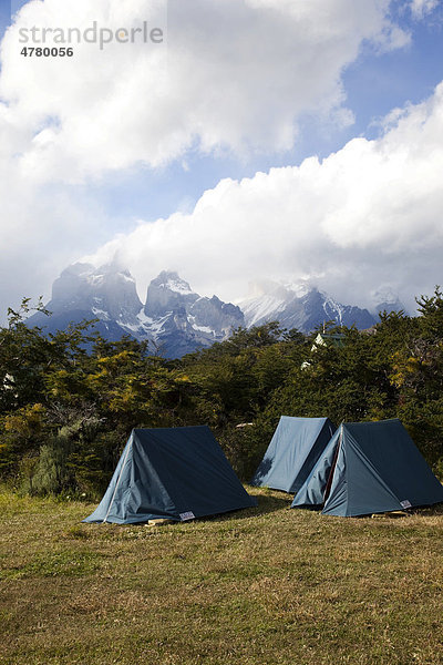 Zelte  Camping im Nationalpark Torres del Paine  Berg Cuernos del Paine hinten  Patagonien  Chile  Südamerika