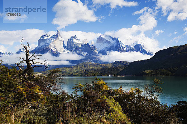 Torres del Paine-Gebirge mit dem Berg Cuernos del Paine und Lago Pehoe  Nationalpark Torres del Paine  Patagonien  Chile  Südamerika