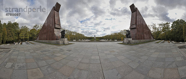 Das sowjetische Ehrenmal im Treptower Park  errichtet um die im Zweiten Weltkrieg gefallenen Soldaten der Roten Armee zu ehren  Berlin  Deutschland  Europa