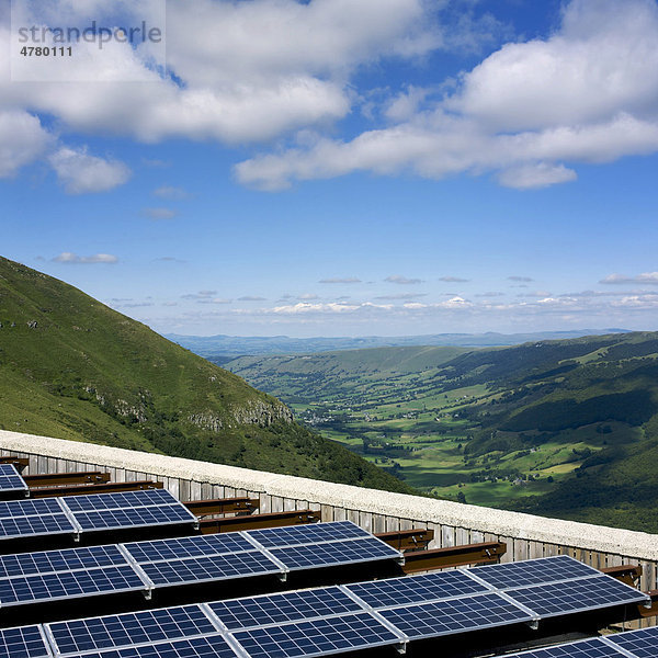 Solarzellenanlage  Cantal  Auvergne  Frankreich  Europa