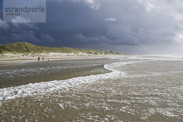 Spaziergänger bei Sturm am Strand  Henne Strand  Westjütland  Dänemark  Europa