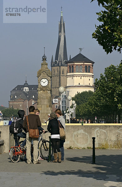 Rheinpromenade mit Pegeluhr  Schlossturm und St. Lambertus-Kirche  Düsseldorf  Nordrhein-Westfalen  Deutschland  Europa