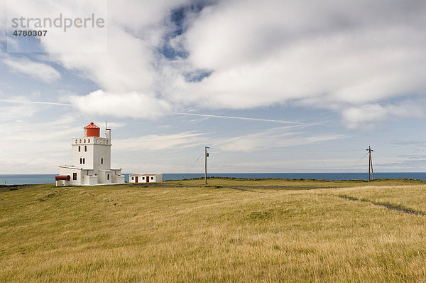 Leuchtturm am Kap DurhÛlaey  in der Nähe von Vik  Südwestküste  Island  Skandinavien  Europa