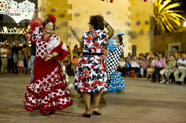 Flamencotänzerinnen bei der Feria  Conil de la Frontera  Costa de la Luz  Andalusien  Spanien  Europa
