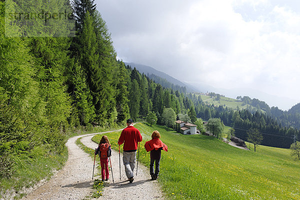 Wanderer bei Gfrill  Naturpark Trudner Horn  bei Salurn  Überetsch  Bozner Unterland  Südtirol  Italien  Europa