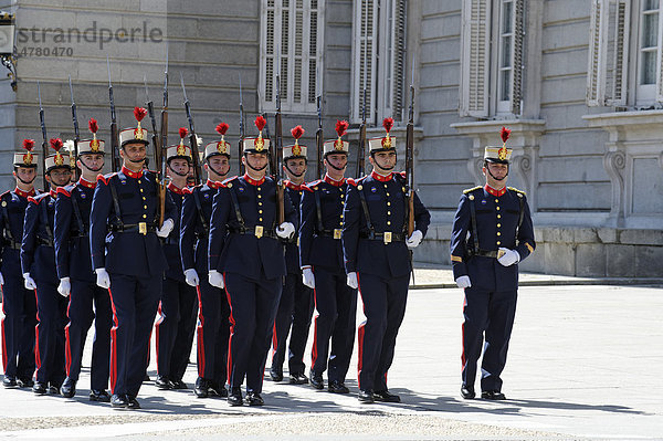 Wachablösung vor dem Palacio Real  königlicher Palast  Madrid  Spanien  Europa