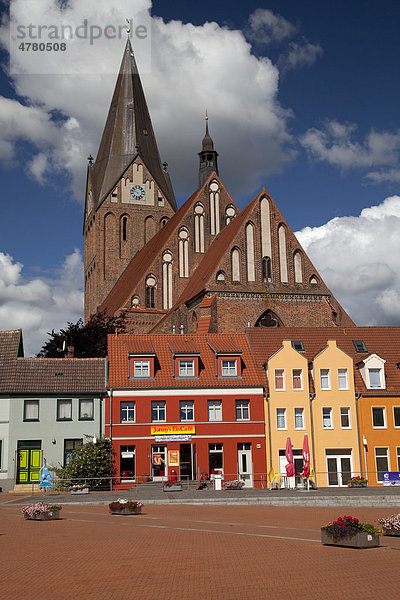 Marktplatz mit Backsteinkirche St. Marien  Barth  Mecklenburg-Vorpommern  Deutschland  Europa
