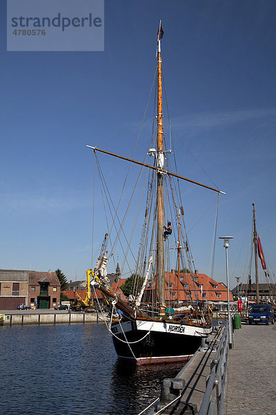 Segelschiff im Hafen  Neustadt  Lübecker Bucht  Ostseeküste  Schleswig-Holstein  Deutschland  Europa